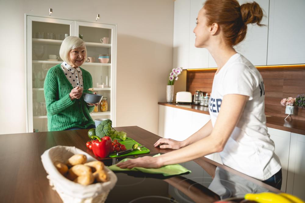 personne cuisinant pour une personne âgée